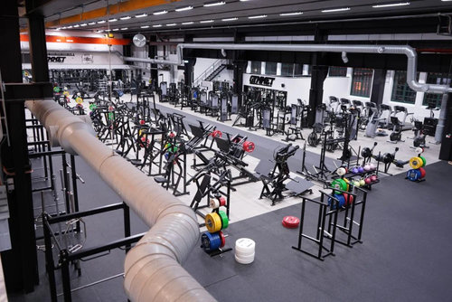 Gym &amp; Fitness Luleå ABGYMMET KIRUNAFredrik Gunnelbrand och Anna Stålnacke kommer från Kiruna och det var där det första gymmet slog upp dörrarna 2002.Gymmet Kiruna har sedan dess bytt lokal två gånger och är idag nästan 6 gånger dess ursprungliga storlek.GYMMET GÄLLIVAREGymmet Gällivare är ett stort gym med en yta på 1 800 kvm.Vi har öppet alla dagar, dygnet runt, vilket gör det lätt för dig att hitta tid för träning oavsett hur din dag ser ut.Anläggningen har också gratis parkering och erbjuder duschar, bastu och omklädningsrum för bekvämlighet.Dessutom erbjuder gymmet padel som du enkelt bokar via Matchi.Gymmet har en imponerande gym-yta med ett brett utbud av styrketräningsmaskiner från världsledande märken.Maskinparken är handplockad från olika märken för att erbjuda så många alternativ som möjligt.Det finns också en utfallsgång, tre olika kabelstationer med tillhörande kyrssdrag och varierat utbud på draghantag, samt hantlar upp till 60 kg.Dessutom finns det Smithmaskiner och kettlebells.GYMMET BODENGymmet Boden är ett estetiskt tilltalande gym som sträcker sig över en yta på 1 200 kvm.Dessutom erbjuder vi under sommartider ett utegym på cirka 500 kvm.Vi har öppet alla dagar, dygnet runt, vilket gör det lätt för dig att hitta tid för träning oavsett hur din dag ser ut.Anläggningen har gratis parkering och erbjuder duschar, bastu och omklädningsrum för bekvämlighet.I vår maskinpark hittar du ett brett utbud av styrketräningsmaskiner från världsledande märken.Maskinparken är noga utvald för att ge så stort utbud som möjligt.Det finns även två utfallsgångar, 3 olika kabelstationer med tillhörande kryssdrag och ett varierat utbud av draghantag samt en hantelyta upp till 60kg.Vidare finns det Smithmaskiner, kettlebells och olika typer av friviktsutrustning som möjliggör styrkelyft, tyngdlyftning, crossfit och strongman.GYMMET LULEÅGymmet i Luleå är en anläggning på 1 100 kvm som är öppen dygnet runt alla dagar i veckan.Besökare kan dra nytta av gratis parkering och njuta av omklädningsrum med dusch och bastu för både dam och herr.Det finns också ett solarium tillgängligt för de som vill ha lite extra sol.Gymmet har en imponerande maskinpark med styrketräningsmaskiner från världsledande märken.För att möjliggöra ett brett utbud av träningsalternativ, har gymmet en utfallsgång och tre olika kabelstationer med tillhörande kyrssdrag och varierat utbud på draghantag.Dessutom finns det en smithmaskin och kettlebells.GYMMET STOCKHOLMGymmet Stockholm är en rymlig träningsanläggning på 1 300 kvm som erbjuder en mängd olika träningsalternativ för alla nivåer. Vi har öppet 04-24 alla dagar, året runt!Omklädningsrummen är utrustade med dusch och låsbara skåp för att förvara dina tillhörigheter under träningen.Herrarnas omklädningsrum har en bastu.På gym-ytan finner man ett brett utbud av styrketräningsmaskiner från välrenommerade märken.För att ge maximal variation har maskinparken handplockats från olika tillverkare.Här finns även utfallsgång, tre kabelstationer med tillhörande kyrssdrag och draghantag, samt en hantelyta som sträcker sig upp till 70 kg.Vidare finns Smithmaskiner och kettlebells att tillgå.GYMMET SUNDBYBERGGymmet Sundbyberg är en anläggning med en yta på 850 kvm. Gymmet är öppet 04-24, alla dagar året runt!.Här finns omklädningsrum med dusch och låsbara skåp samt bastu för både damer och herrar.Dessutom finns det en shop där medlemmarna kan köpa kläder och kosttillskott.En trevlig lounge-yta med mikrovågsugn och kylskåp erbjuder också möjligheten att köpa drycker och bars.Gym-ytan är utrustad med styrketräningsmaskiner från världsledande märken.Maskinparken är noggrant utvald från olika tillverkare för att erbjuda medlemmarna ett så brett utbud som möjligt.Här finns bland annat en utfallsgång, en däckvält och tre olika kabelstationer med tillhörande kryssdrag och ett varierat utbud av draghandtag.Du kan också använda smithmaskiner och kettlebells för att variera din träning.VÄSTERÅSGymmet Västerås är stort och rymligt, med en yta på hela 1 650 kvadratmeter.När det gäller träning, finns det en gym-yta med styrketräningsmaskiner från välkända märken som Hammer Strenght, Life Fitness, Arsenal Strenght, Atlantis, Hoist, Nautilus och Gymleco.Våra maskiner är handplockade från olika märken för att ge dig så många valmöjligheter som möjligt.&nbsp;Vi har även friviktsytor för den som vill utöva styrkelyft, tyngdlyftning och funktionell träning.För den som vill testa på strongman-träning har vi utrustning såsom logpress, farmers walk, släggor, lyftok och atlas-bollar.Vi har även en boxnings-sektion med vanliga långa säckar, runda säckar och päronboll.GYMMET UPPSALAGymmet Uppsala är en imponerande anläggning som sträcker sig över 1 500 kvm, som på somrarna erbjuder ett utegym på cirka 500 kvm.Gymmet är öppet 04-24, alla dagar året om!&nbsp;För att skapa en bekväm och komplett upplevelse har gymmet gratis parkering och omklädningsrum med dusch och låsbara skåp.Det finns också separata bastur för både damer och herrar.Gym-ytan rymmer ett brett utbud av träningsmöjligheter.Styrketräningsmaskinerna kommer från världsledande märken och är noggrant utvalda från olika tillverkare för att erbjuda ett mångsidigt utbud.Det finns också en frivikts-yta där medlemmarna kan utöva styrkelyft, tyngdlyftning, crossfit, strongman och mycket mer.Här finner man friviktsutrustning från världsledande Eleiko.Det inkluderar tävlingsgodkända lyftarställningar, power racks, tävlingsgodkända stänger för både styrkelyft och tyngdlyftning, teknikstänger och vikter.Dessutom finns det olika specialstänger som Hex bar och Safety squat bar.&nbsp;GYMMET ÖREBROVälkommen till Gymmet Örebro - en träningsanläggning som sträcker sig över hela 2 100 kvm och erbjuder en mängd olika träningsmöjligheter.Oavsett vad dina träningsmål är, så kan du hitta allt du behöver här.Vi erbjuder generösa öppettider - kl. 04-24, alla dagar året om!Omklädningsrummen är utrustade med dusch och låsbara skåp, och bastu finns tillgänglig för både damer och herrar.&nbsp;Du kan koppla av och ladda upp på lounge-området, där det finns en kyl och mikrovågsugn, samt möjlighet att köpa drycker och bars.Gratis parkering finns också precis utanför.Dessutom finns en padelbana tillgänglig som du kan boka via Matchi.Fram till september kan du som medlem boka gratis drop-in tider, en timme innan starttid!För att få tillgång till bokningen, registrera dig här!Här är de 15st mest sökta gymmen på GymKarta i Juli 2023Nordic Wellness Lindholmen på Lindholmsallén 20 i GöteborgSATS Gamlestaden på Gamlestadstorget 7 i GöteborgSTC Sävedalen - Göteborgsvägen 104 - GymKarta.seSTC munkebäck på Munkebäcks Allé 26 i GöteborgNordic Wellness Göteborg Kviberg Arena - GymKarta.seNordic Wellness Kungälv Kongahälla - GymKarta.seActic Lerum - Vattenpalatset på Häradsvägen 3 i Lerum&nbsp;Maximus Gym Brunnsbo på Folkvisegatan 15 i GöteborgSATS Hovås på Björklundabacken 2 i Hovås - GymKarta.seNordic Wellness Backaplan på Gustaf Dalénsgatan 13Fitness24Seven på Lergöksgatan 6 i Västra FrölundaSATS Askim (Sisjön stora) på Ekonomivägen 6 i AskimSTC på Ekenleden 10 i Kållered - GymKarta.seNordic Wellness Marklandsgatan - GymKarta.seNordic Wellness på Vasagatan 7 i Göteborg